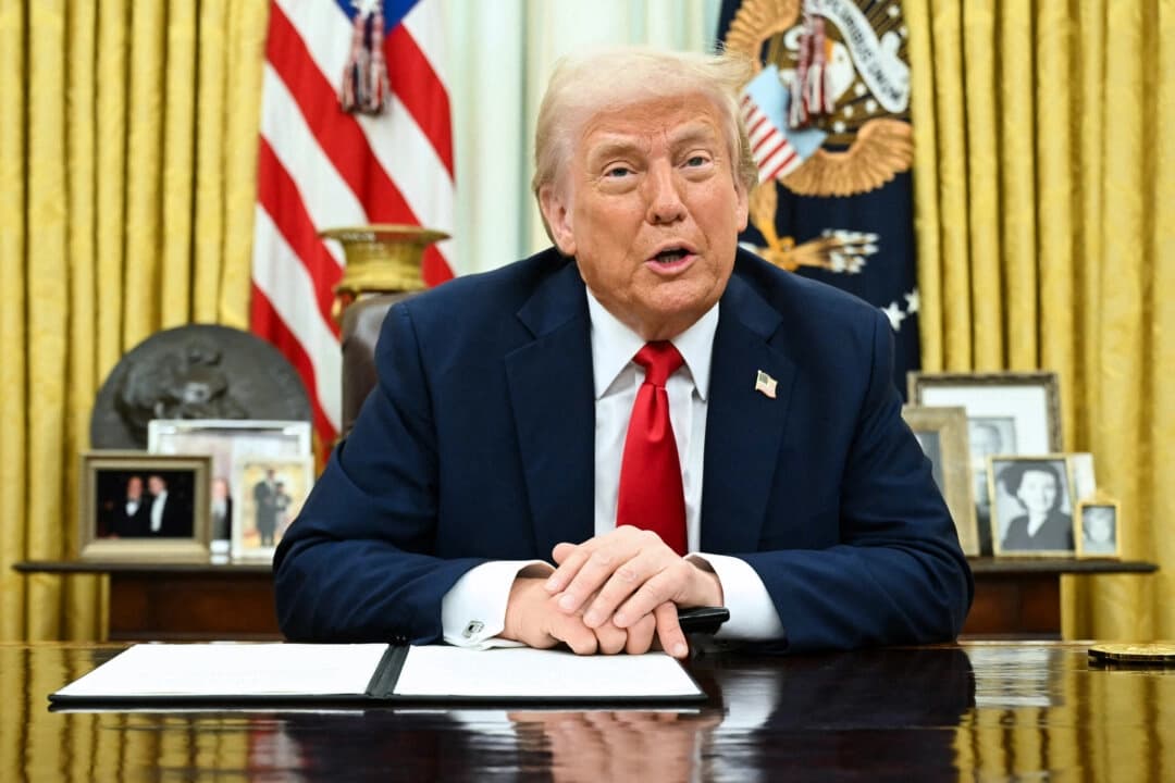 El presidente de Estados Unidos, Donald Trump, habla mientras firma una orden ejecutiva en la Oficina Oval de la Casa Blanca en Washington, DC, el 31 de marzo de 2025. (Foto de SAUL LOEB / AFP) Foto de SAUL LOEB/AFP vía Getty Images