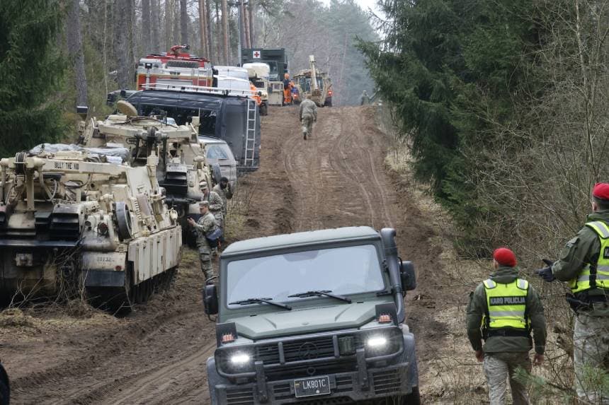 Personal militar busca en el lugar de una operación de rescate a soldados estadounidenses desaparecidos en el campo de entrenamiento de Pabrade, en Lituania, el 28 de marzo de 2025. (Petras Malukas/AFP a través de Getty Images).