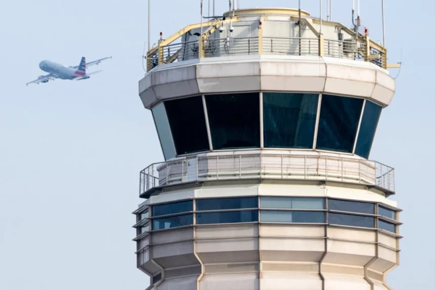Un avión Airbus A319 de American Airlines despega frente a la torre de control de tráfico aéreo en el Aeropuerto Nacional Ronald Reagan de Washington, en Arlington, Virginia, el 11 de enero de 2023. (Saul Loeb/AFP vía Getty Images)