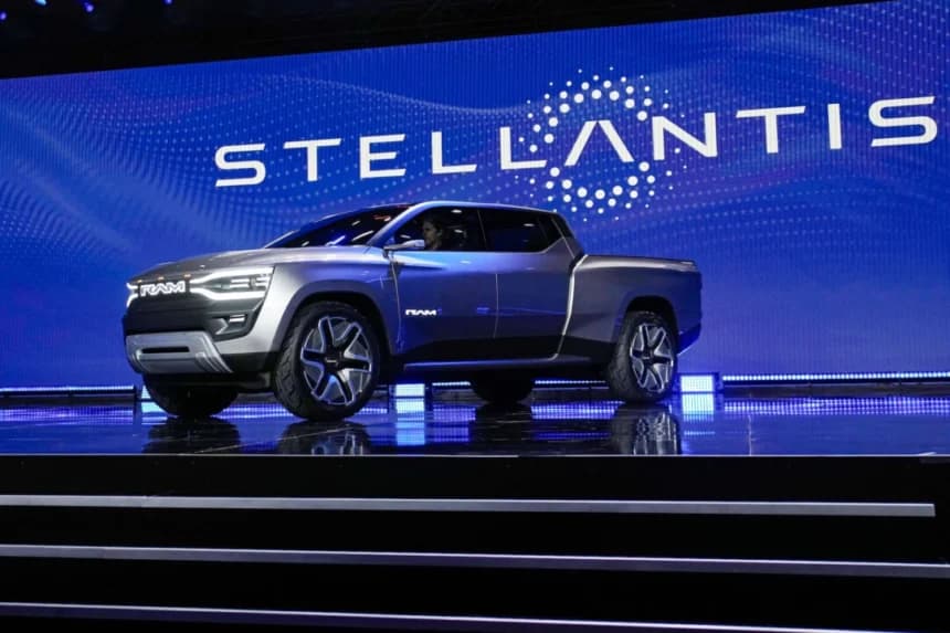 La camioneta pickup Ram 1500 Revolution, impulsada por batería eléctrica, se exhibe en el escenario durante un evento en Las Vegas el 5 de enero de 2023. (John Locher/AP Photo)