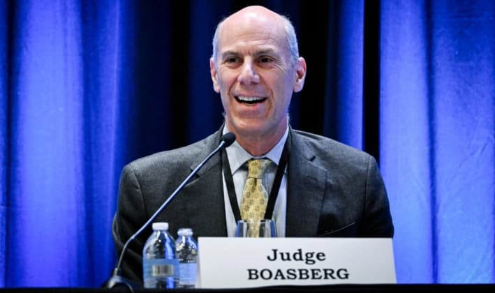 James Boasberg, juez principal de la Corte de Distrito de Estados Unidos para el Distrito de Columbia, asiste a una mesa redonda en la Reunión Antimonopolio de Primavera de la Asociación Estadounidense de Juntas (ABA), en el Marriott Marquis de Washington, el 2 de abril de 2025. (Drew Angerer/AFP vía Getty Images)