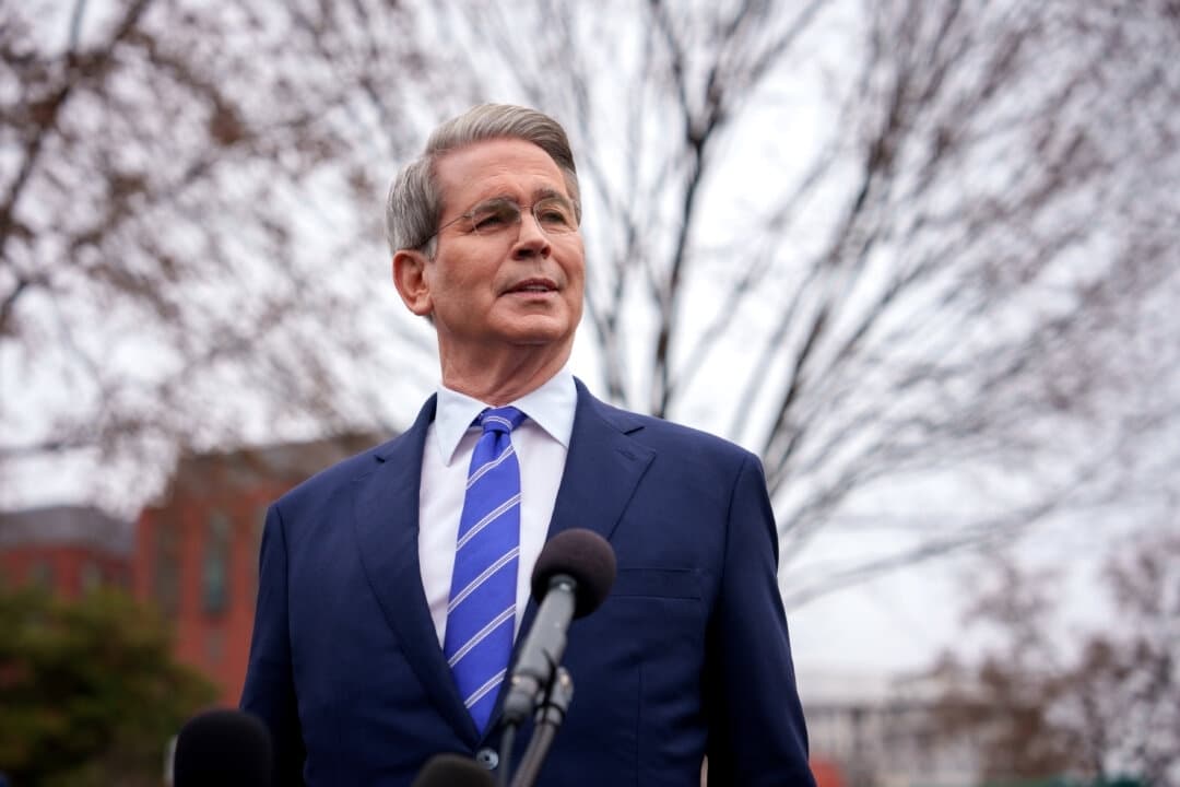 El secretario del Tesoro, Scott Bessent, habla con los periodistas frente al ala oeste de la Casa Blanca el 13 de marzo de 2025. (Andrew Harnik/Getty Images)