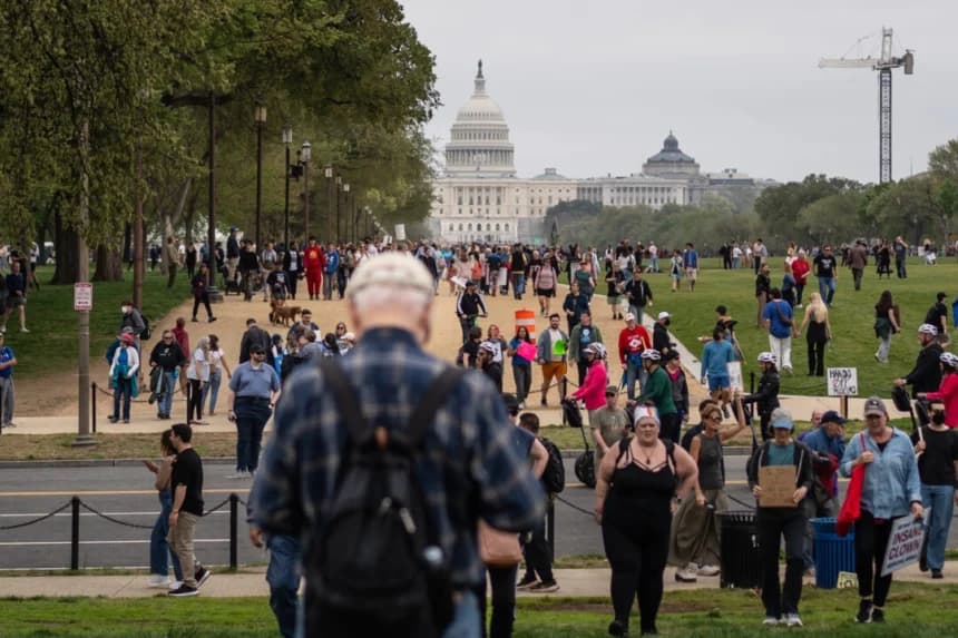 Personas participan en una protesta contra el presidente Donald Trump y su asesor a cargo de DOGE, Elon Musk, en Washington el 5 de abril de 2025. (Madalina Vasiliu/The Epoch Times)