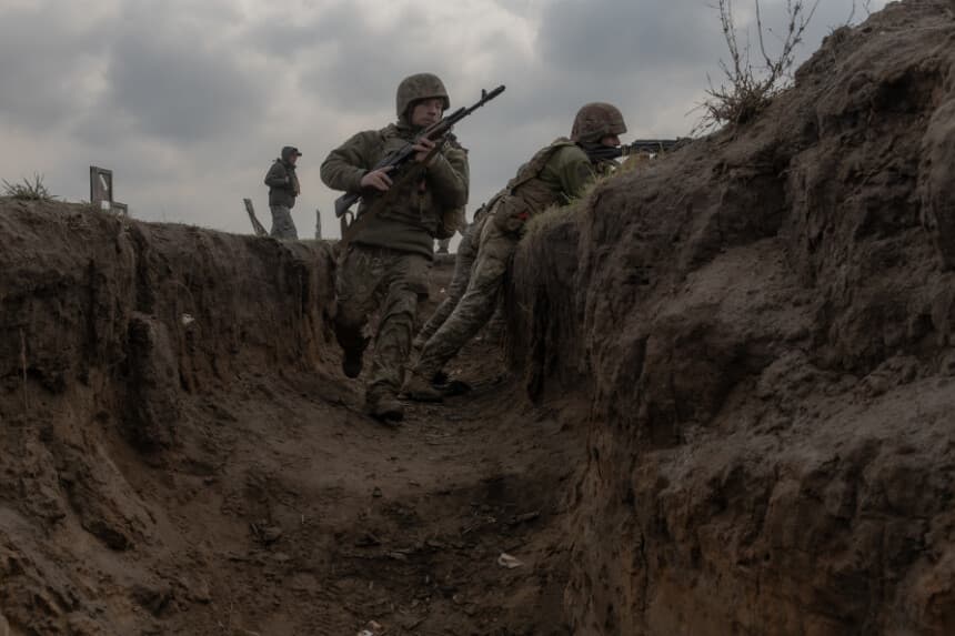 Miembros de la 24.ª Brigada Mecanizada del Ejército Ucraniano participan en un ejercicio de entrenamiento de campo en trincheras en un lugar no revelado de la región oriental de Ucrania, el 18 de marzo de 2025, en medio de la invasión rusa de Ucrania. (ROMAN PILIPEY/AFP a través de Getty Images).