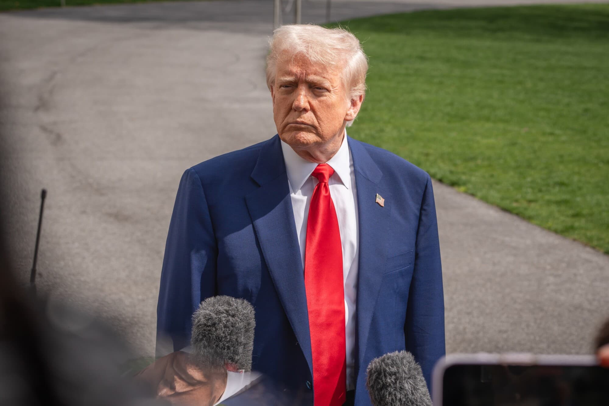 El presidente Donald Trump habla con los periodistas al salir de la Casa Blanca en Washington el 3 de abril de 2025. (Madalina Vasiliu/The Epoch Times)