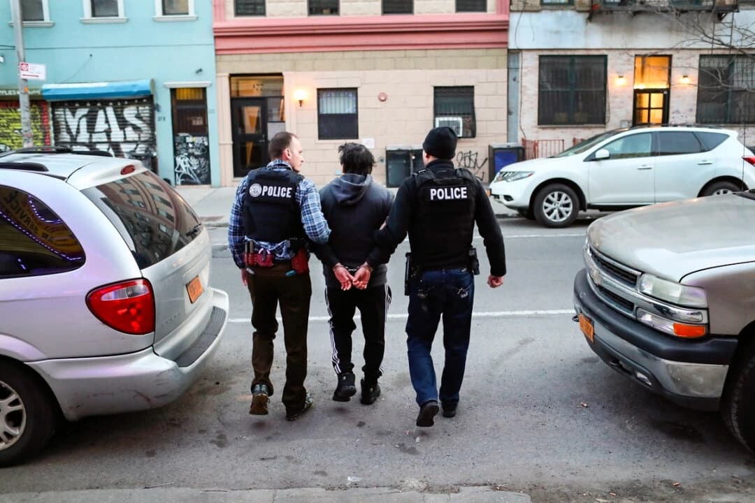 El Servicio de Inmigración y Control de Aduanas (ICE) arresta a un inmigrante ilegal durante una redada en el barrio de Bushwick, en Brooklyn, Nueva York, el 11 de abril de 2018. (John Moore/Getty Images)