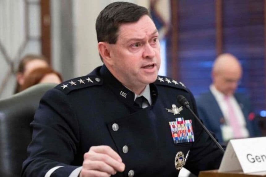 El general B. Chance Saltzman, jefe de Operaciones Espaciales de la Fuerza Espacial de EE. UU., testifica en una audiencia del Senado en Capitol Hill, Washington, el 14 de marzo de 2023. (Saul Loeb/AFP vía Getty Images)