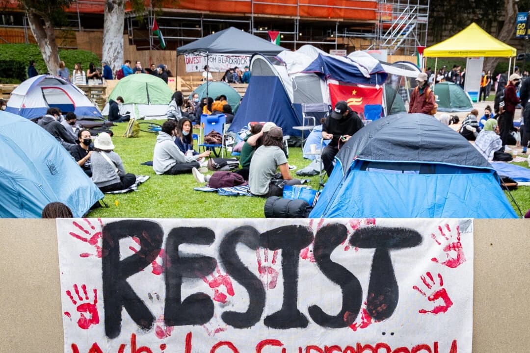 Estudiantes de la UCLA protestan contra el conflicto entre Israel y Gaza el 25 de abril de 2024. (John Fredricks/The Epoch Times).
