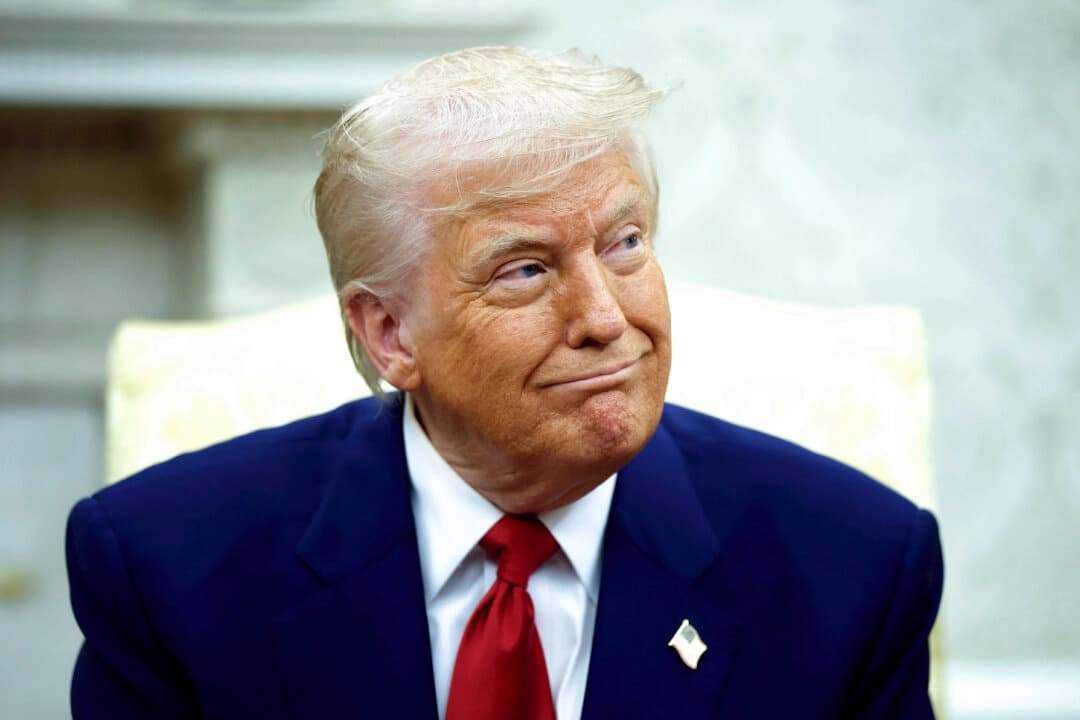 El presidente Donald Trump responde a una pregunta de los periodistas durante una reunión con el primer ministro israelí, Benjamin Netanyahu, en la Oficina Oval de la Casa Blanca, el 7 de abril de 2025. (Kevin Dietsch/Getty Images)