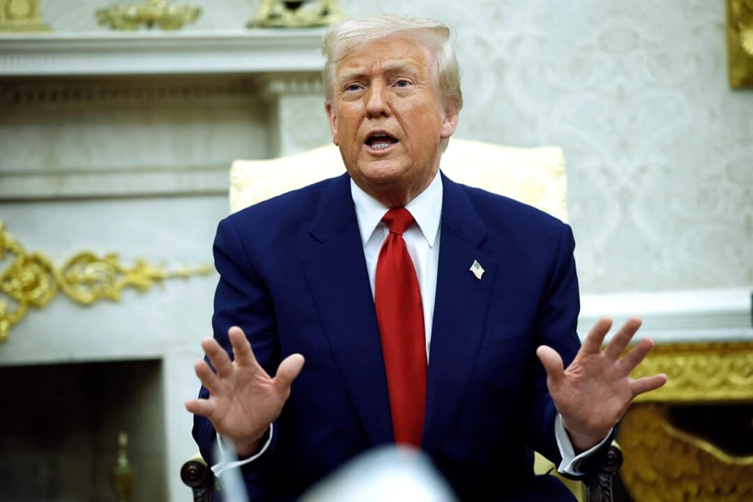 El presidente Donald Trump responde a la pregunta de un periodista durante una reunión con el primer ministro israelí Benjamin en el Despacho Oval de la Casa Blanca el 7 de abril de 2025. (Kevin Dietsch/Getty Images)