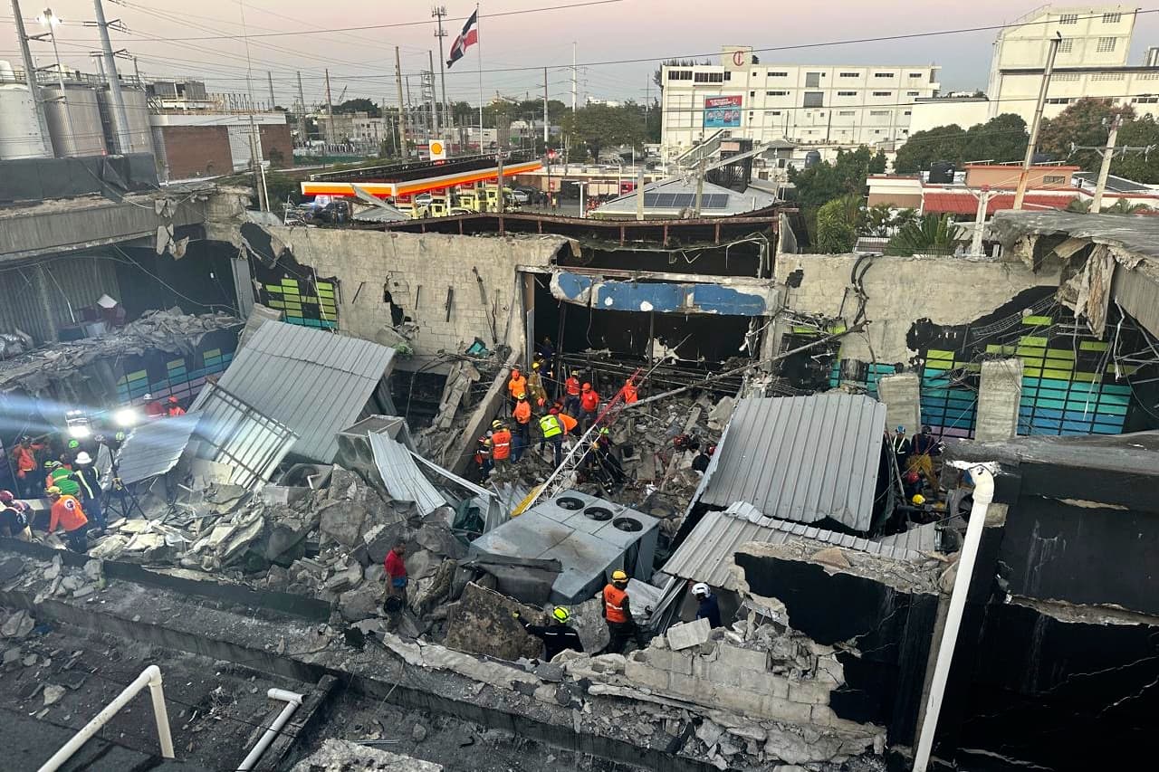 Los equipos de rescate buscan sobrevivientes en la discoteca Jet Set después de que su techo se derrumbara durante un concierto en Santo Domingo, República Dominicana, la madrugada del martes 8 de abril de 2025. (Noticias SIN vía AP)