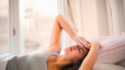 Siete formas naturales respaldadas por la ciencia para mejorar el sueño durante la menopausia