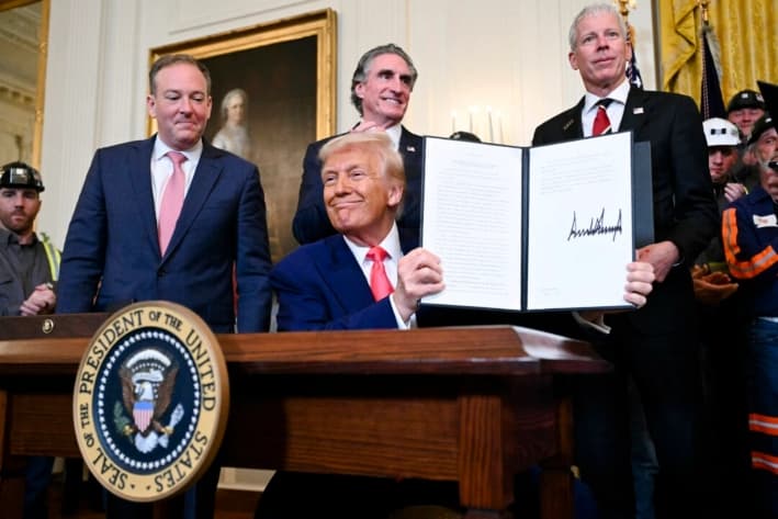 El presidente Donald Trump muestra una orden ejecutiva que firmó para impulsar la minería y la producción de carbón en Estados Unidos, en la Sala Este de la Casa Blanca, el 8 de abril de 2025. (Saul Loeb/AFP vía Getty Images)