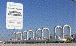 Trump firma permisos para oleoductos que impulsarán flujo de petróleo entre EE. UU. y Canadá