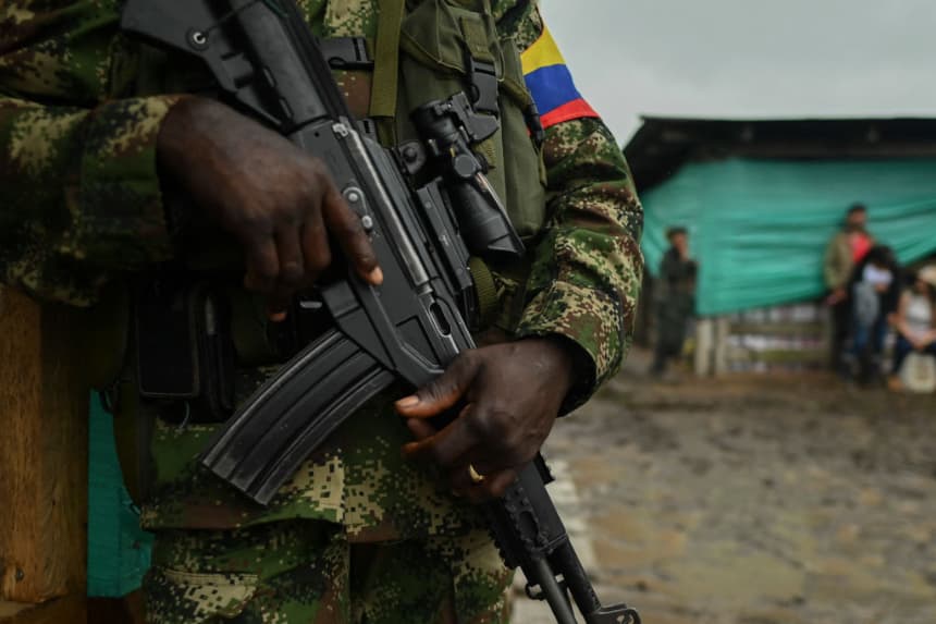 Un militar muere en autobús incendiado por disidentes de las FARC en Colombia