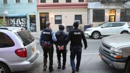 Más de 900 inmigrantes ilegales fueron acusados de delitos de inmigración en una semana: DOJ