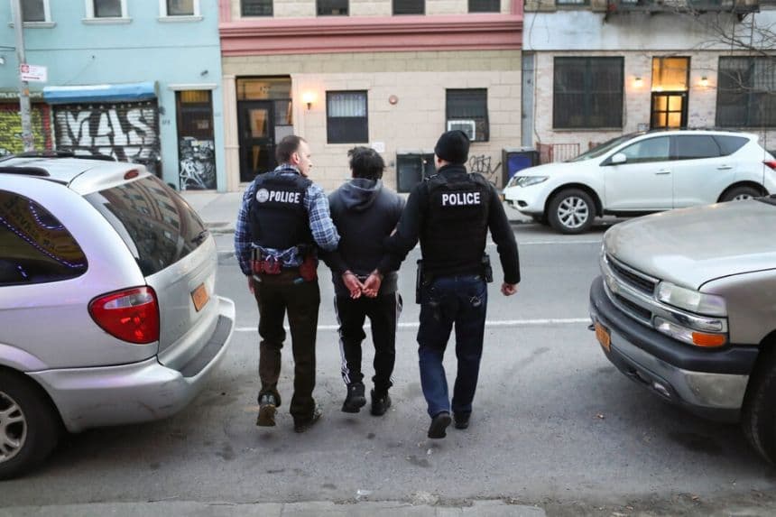 Agentes del Servicio de Inmigración y Control de Aduanas (ICE), arrestan a un presunto inmigrante ilegal durante una redada en el barrio de Bushwick, Brooklyn, en Nueva York, el 11 de abril de 2018. (John Moore/Getty Images)