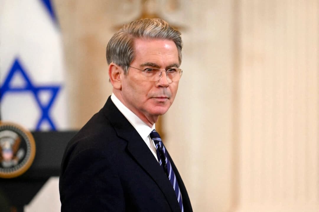 El secretario del Tesoro, Scott Bessent, llega a una conferencia de prensa con el presidente Donald Trump y el primer ministro israelí Benjamin Netanyahu en el Salón Este de la Casa Blanca el 4 de febrero de 2025. (Jim Watson/AFP a través de Getty Images)