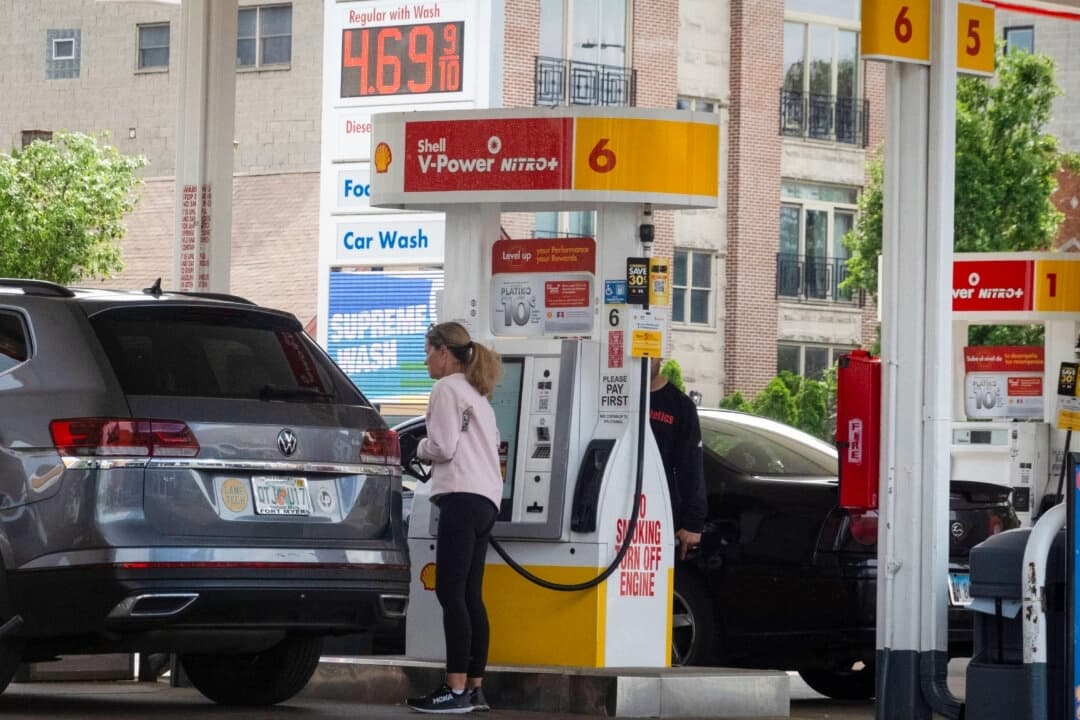 Un cartel muestra los precios de la gasolina en una gasolinera de Chicago el 21 de mayo de 2024. (Scott Olson/Getty Images)