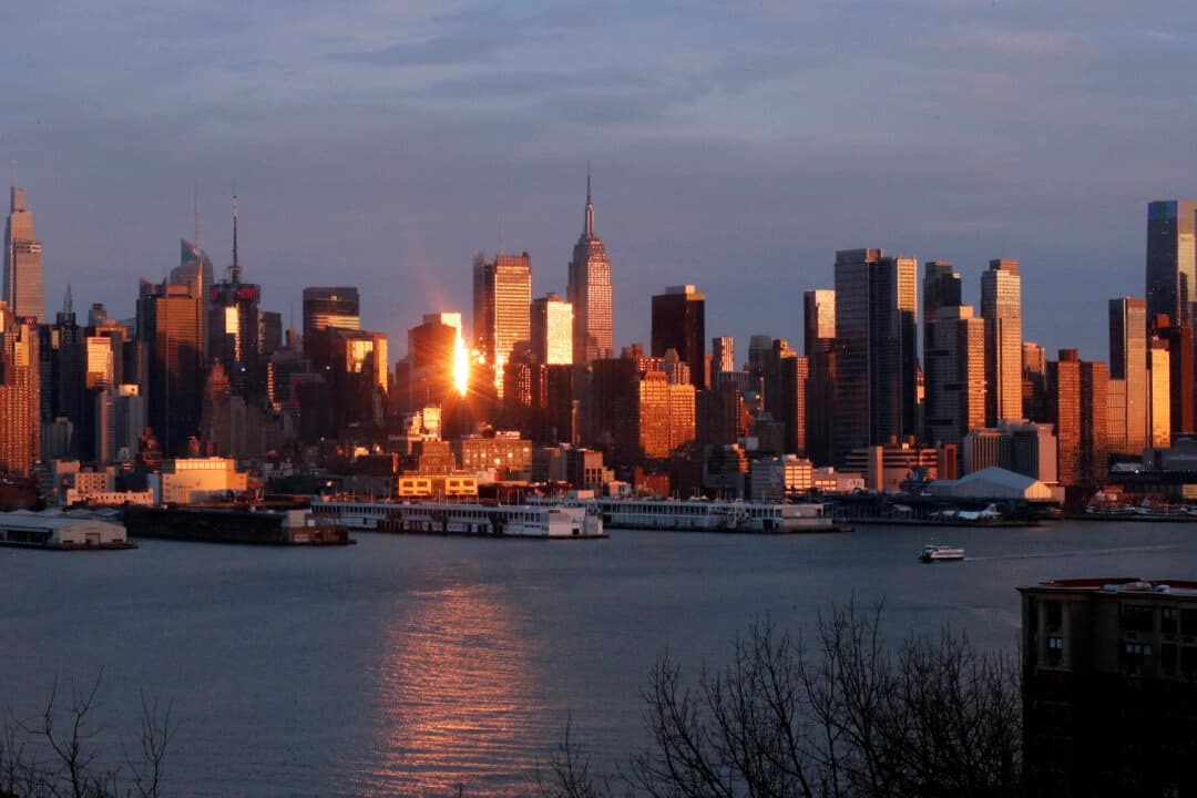 Mueren seis personas tras estrellarse helicóptero en el río Hudson cerca de Manhattan