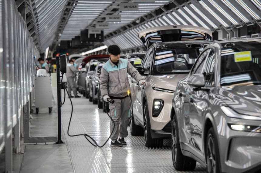Un trabajador inspecciona el sistema de carga de un vehículo en Hefei, China, el 17 de enero de 2025. (Kevin Frayer/Getty Images)