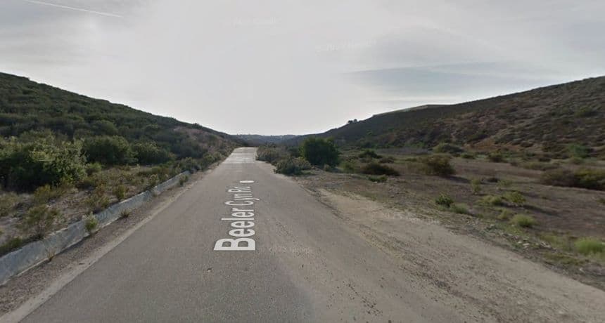 Captura de pantalla de la cuadra 14000 de Beeler Canyon Road donde Yafang Zhou fue encontrada dentro de una alcantarilla. (Google Street View)