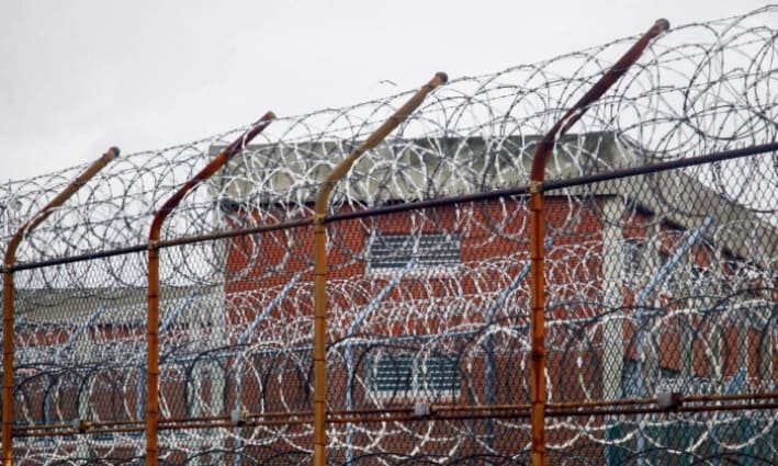 Una cerca de alambre de púas afuera de una residencia para reclusos en el centro penitenciario Rikers Island de Nueva York, el 16 de marzo de 2011. (Bebeto Matthews/Foto AP, Archivo)