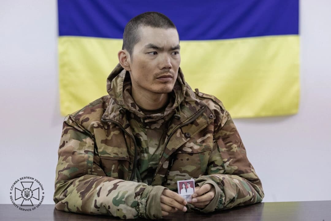 Uno de los dos ciudadanos chinos capturados por Ucrania tras luchar para el ejército ruso en una foto publicada el 9 de abril. (Servicio de Seguridad de Ucrania)