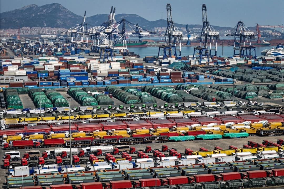 Coches y otros vehículos para la exportación en un puerto de Yantai, provincia de Shandong, China, el 3 de abril de 2025. (STR/AFP a través de Getty Images)