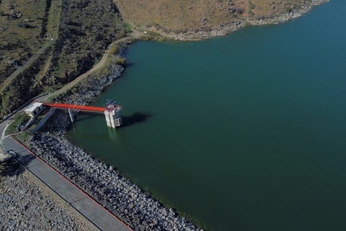 Vista aérea de la presa El Carrizo de México, después de que Estados Unidos anunciara que rechazará por primera vez una solicitud de México para enviar agua a través de un canal especial de entrega desde el río Colorado a Tijuana, debido a la escasez de agua en México bajo el tratado de compartición de agua firmado en 1944 por ambas naciones, en Tecate, México, el 21 de marzo de 2025. (Jorge Duenes/Reuters)