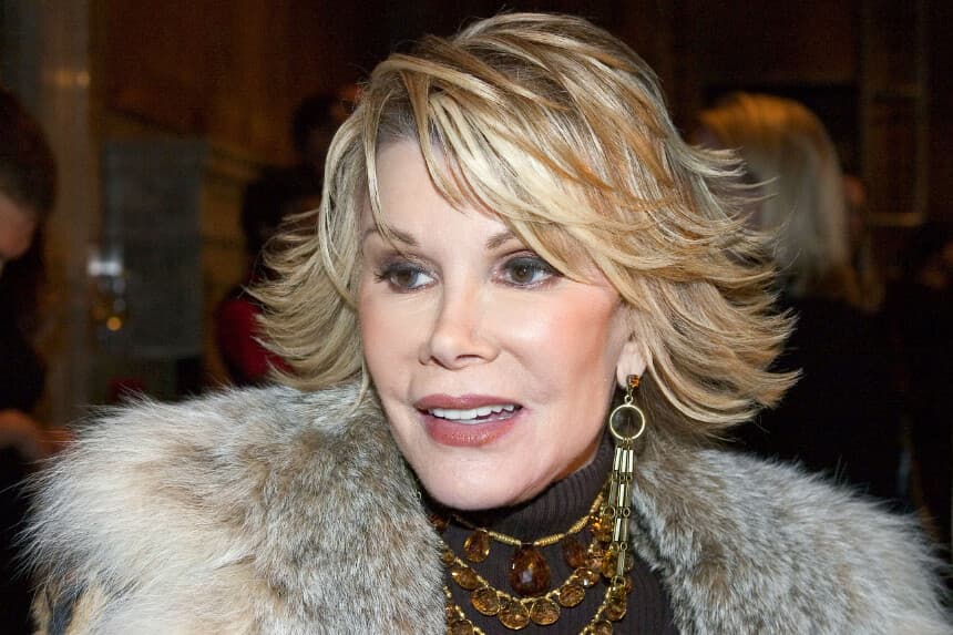 Joan Rivers llega a la presentación de la colección de primavera de Banana Republic 2005 en Nueva York el 25 de octubre de 2004. (Astrid Stawiarz/Getty Images).
