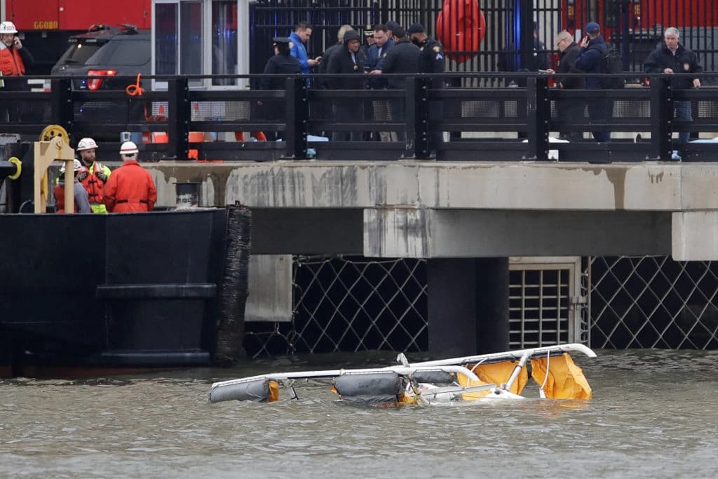 Servicios de emergencia cerca de los patines de aterrizaje de un helicóptero después de que se estrellara en el río Hudson, en Nueva Jersey, el 10 de abril de 2025. (Leonardo Muñoz/AFP a través de Getty Image)