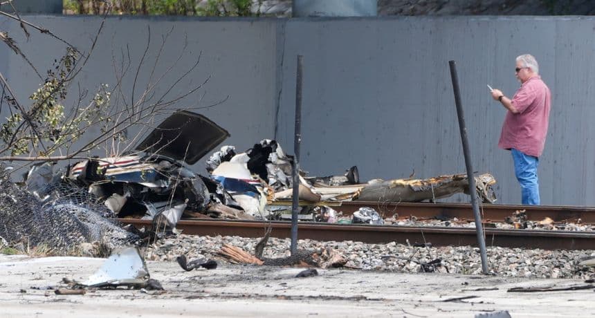 Equipos de emergencia inspeccionan el lugar del accidente de una avioneta el viernes 11 de abril de 2025, en Boca Raton, Florida. (Foto AP/Marta Lavandier)