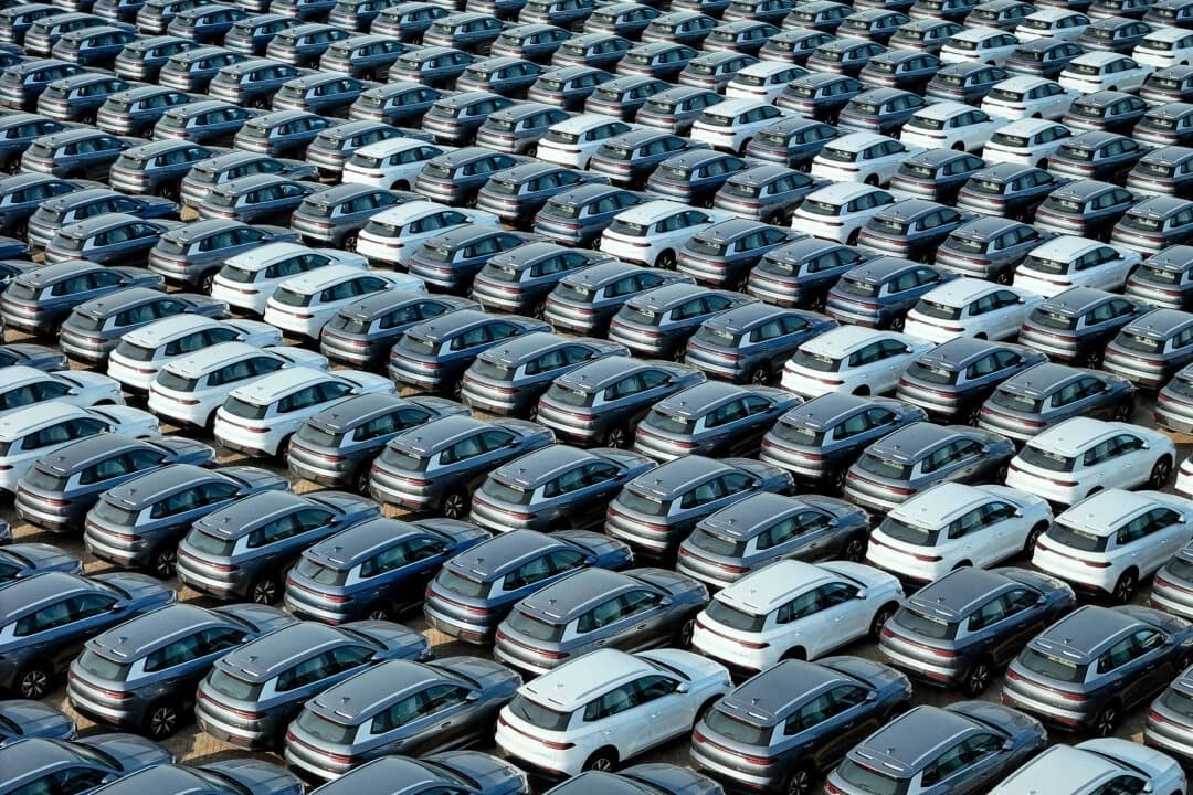 Autos eléctricos BYD para exportación antes de ser cargados en un barco en un puerto de Yantai, en la provincia oriental china de Shandong, el 18 de abril de 2024. (STR/AFP vía Getty Images)