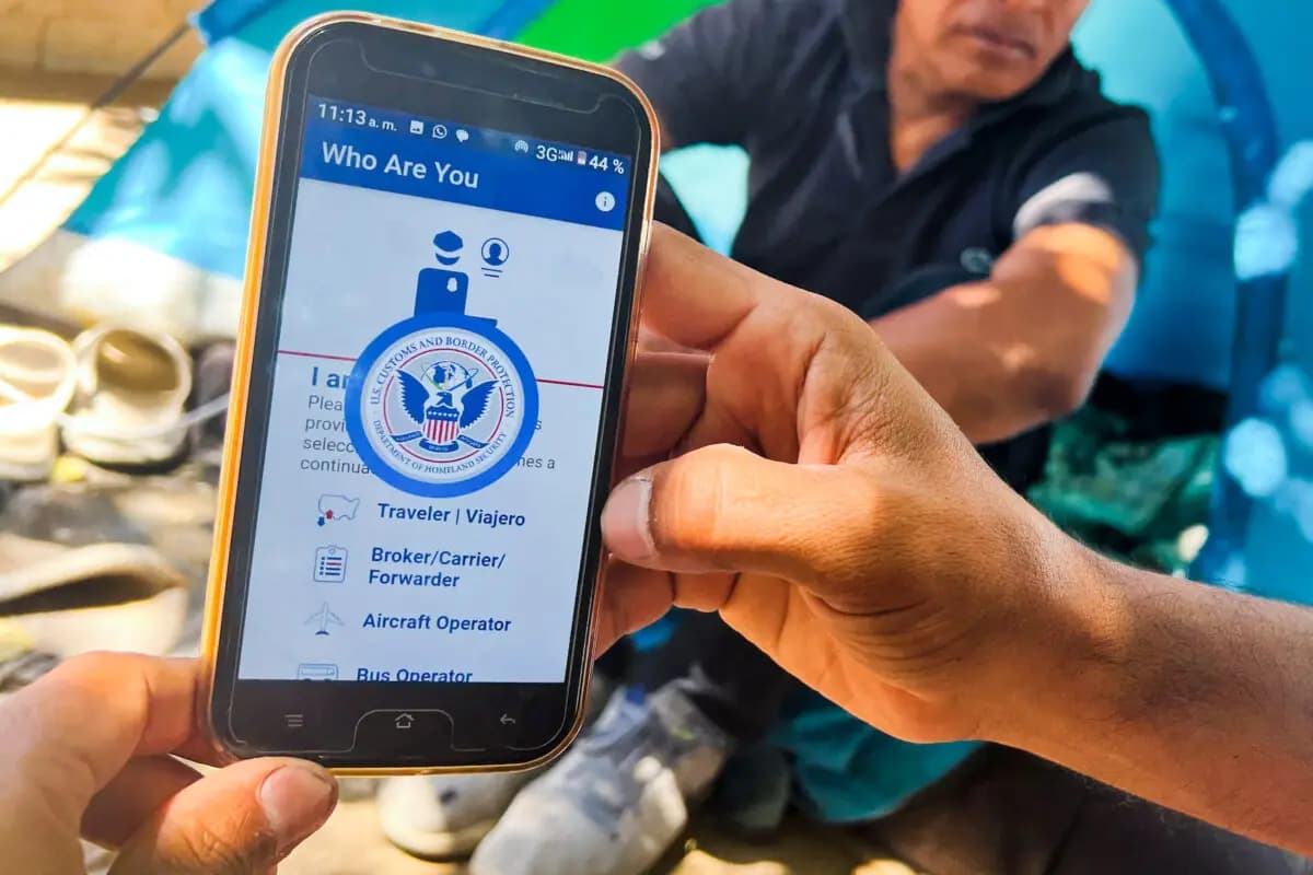 Admón. Trump acabó ilegalmente libertad condicional de inmigrantes que usaron App de la era Biden: Juez