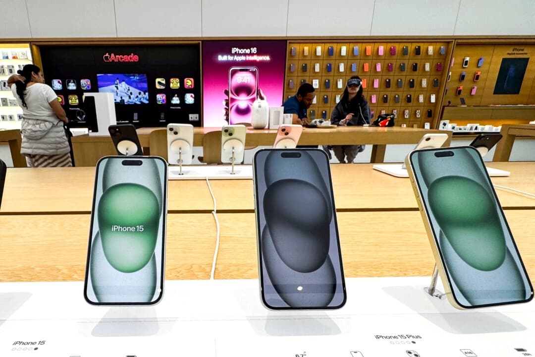 Los iPhone de Apple se exhiben en una tienda de Washington el 8 de abril de 2025. (Roberto Schmidt/AFP a través de Getty Images)