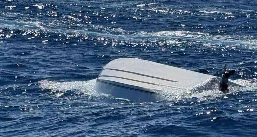 Imagen proporcionada por la Guardia Costera de Estados Unidos el lunes 14 de abril de 2025 muestra embarcación volcada frente a la costa atlántica de Florida. (Guardia Costera de EE. UU. vía AP)