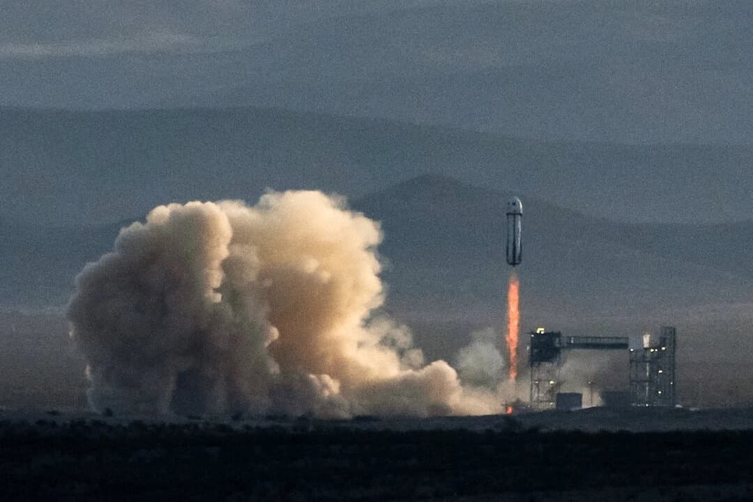 El cohete New Shepard de Blue Origin, que transporta a las astronautas Aisha Bowe, Amanda Nguyn, Kerianne Flynn, Gayle King, Katy Perry y Lauren Sánchez, despega de la Plataforma de Lanzamiento Uno en Van Horn, Texas, el 14 de abril de 2025. (Justin Hamel/Getty Images)