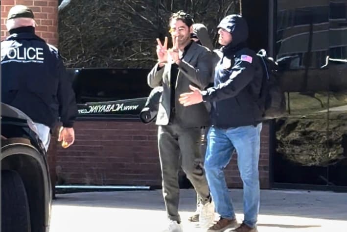 Mohsen Mahdawi, un palestino que lideró las protestas contra la guerra en Gaza cuando era estudiante en la Universidad de Columbia, se encuentra detenido en la oficina del Servicio de Ciudadanía e Inmigración de Estados Unidos, en Colchester, Vermont, el 14 de abril de 2025. (Christopher Helali vía AP)
