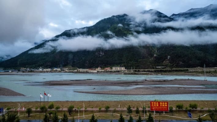 El río Yarlung Zangbo durante una visita de periodistas organizada por el gobierno en Linzhi, región del Tíbet, China, el 4 de junio de 2021. (Kevin Frayer/Getty Images)