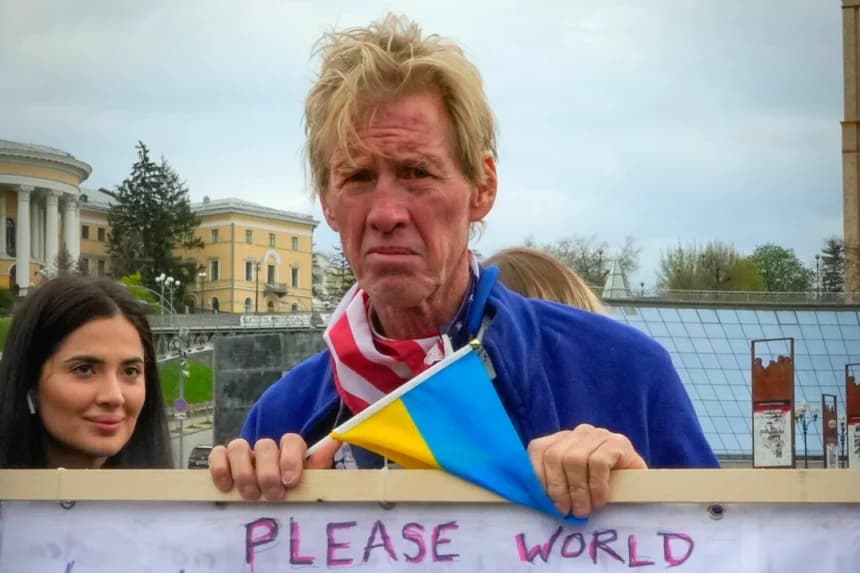 Ryan Wesley Routh participa en una manifestación en el centro de Kyiv, Ucrania, el 30 de abril de 2022. (Efrem Lukatsky/AP Photo)