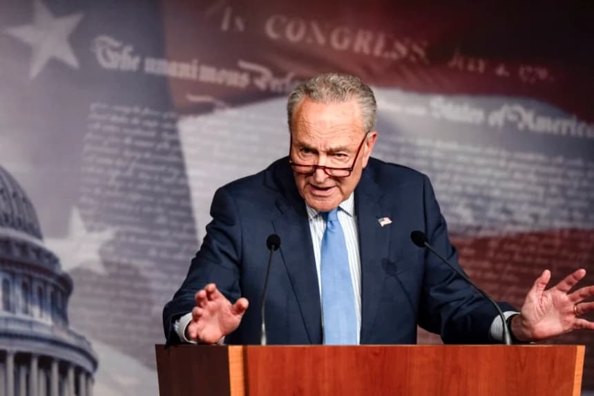 El senador Chuck Schumer (D-N.Y.) habla durante una conferencia de prensa en el Capitolio de EE. UU. el 1 de agosto de 2024. (Kent Nishimura/Getty Images)