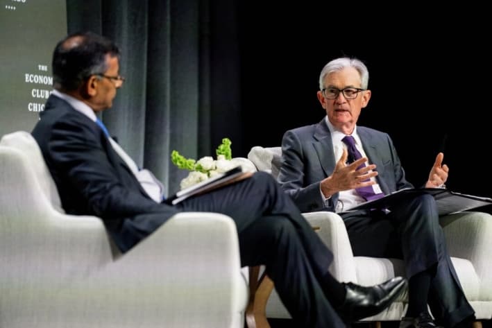El presidente de la Reserva Federal, Jerome Powell, habla con Raghuram Rajan, profesor de finanzas en la Escuela Booth de la Universidad de Chicago, durante un evento del Club Económico de Chicago, en Chicago; el 16 de abril de 2025. (Vincent Alban/Getty Images)