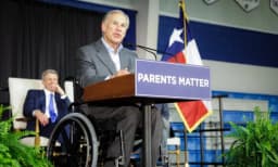 Abbott firma resolución para que solo ciudadanos estadounidenses voten en Texas