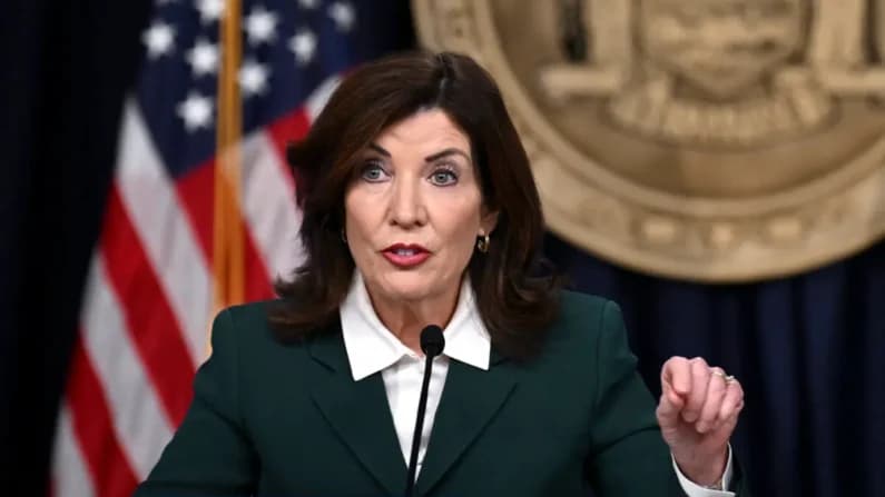 La gobernadora de Nueva York firma proyectos de ley para mantener las vacunas obligatorias