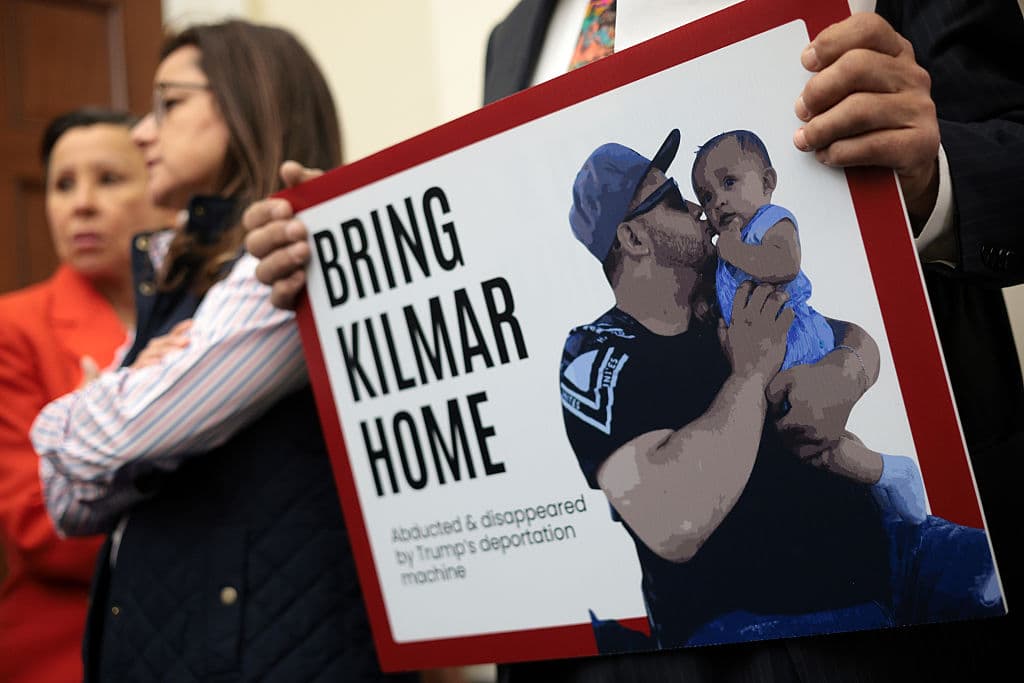 Un miembro del Caucus Hispano del Congreso sostiene una foto de Kilmar Abrego García durante una rueda de prensa para hablar sobre su arresto y deportación en el edificio de oficinas Cannon, el 9 de abril de 2025, en Washington, DC. (Alex Wong/Getty Images)