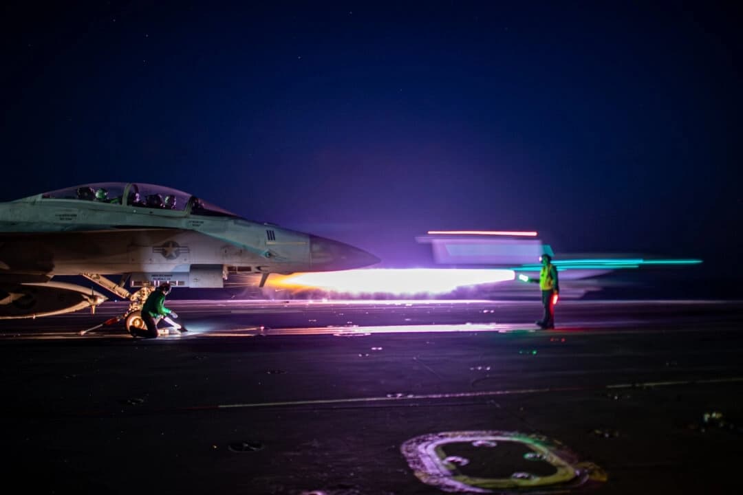 Un F/A-18E Super Hornet, adscrito al Escuadrón de Cazas de Ataque (VAW) 2, se prepara para despegar desde la cubierta de vuelo del portaaviones de clase Nimitz USS Carl Vinson (CVN 70) en la zona de responsabilidad del Mando Central de Estados Unidos el 12 de abril de 2025. (Marina de Estados Unidos)