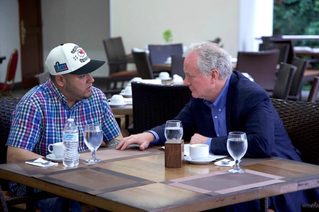 El senador Chris Van Hollen (D-Md. ) habla con Kilmar Abrego García (izquierda) en el restaurante de un hotel en San Salvador, El Salvador, el 17 de abril de 2025. (Oficina de prensa del senador Van Hollen a través de AP)