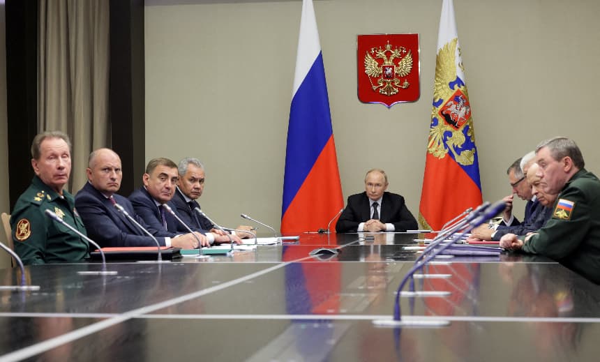 En esta foto de archivo distribuida por la agencia estatal rusa Sputnik, el presidente de Rusia, Vladimir Putin (C), preside una reunión sobre la situación en la región de Kursk, en su residencia de Novo-Ogaryovo, a las afueras de Moscú, el 12 de agosto de 2024. (GAVRIIL GRIGOROVGAVRIIL GRIGOROV/POOL/AFP a través de Getty Images).