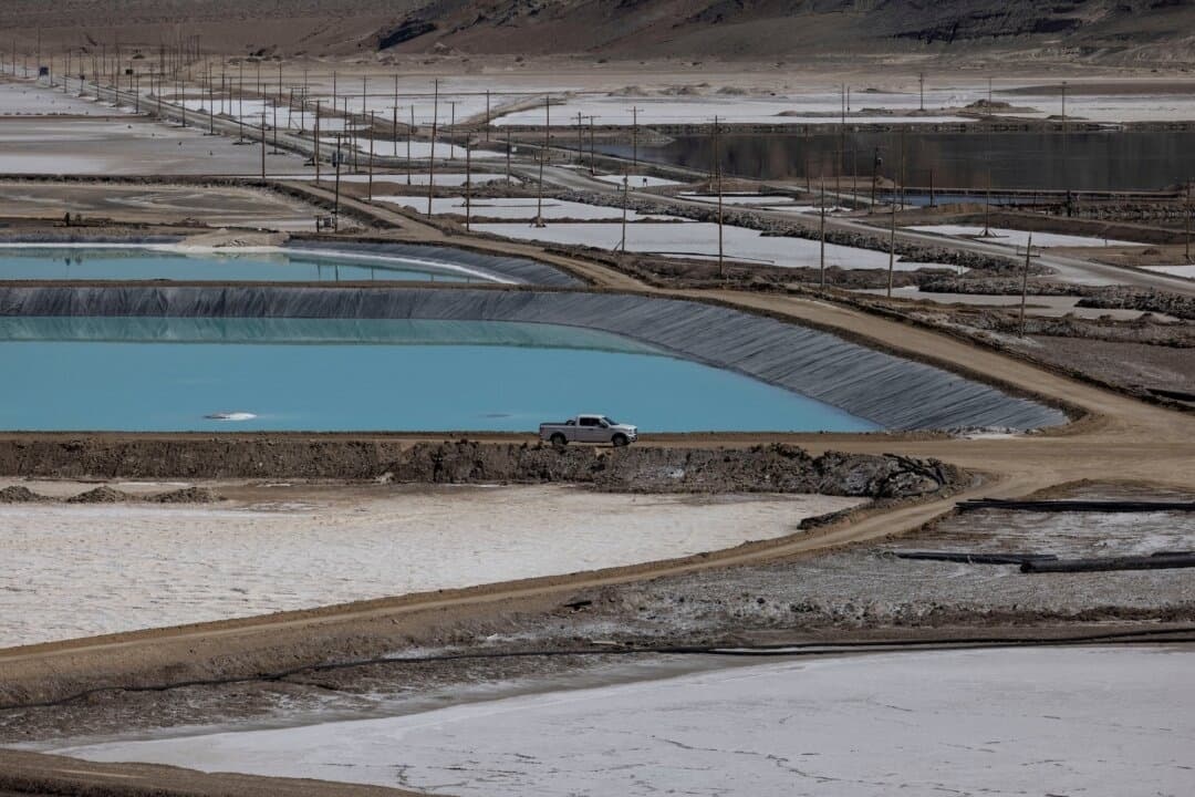 Estanques de evaporación de litio en la planta de producción de Albemarle Lithium en Silver Peak, Nevada, el 6 de octubre de 2022. (Carlos Barria/Reuters)